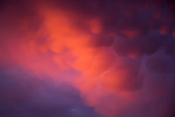 Unusual Pink Purple Mammatus Clouds Sunset Blurred Image Backgrounds — Stock Photo, Image