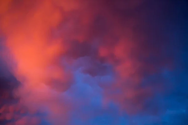 Необычное Розово Фиолетовое Облако Маммата Закате Размытое Изображение Фона — стоковое фото