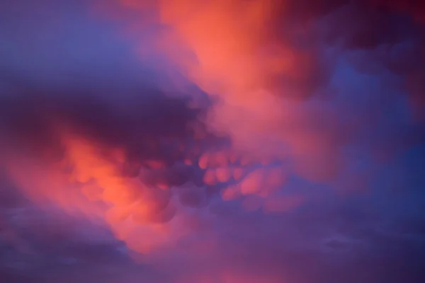 Unusual Pink Purple Mammatus Clouds Sunset Blurred Image Backgrounds — Stock Photo, Image