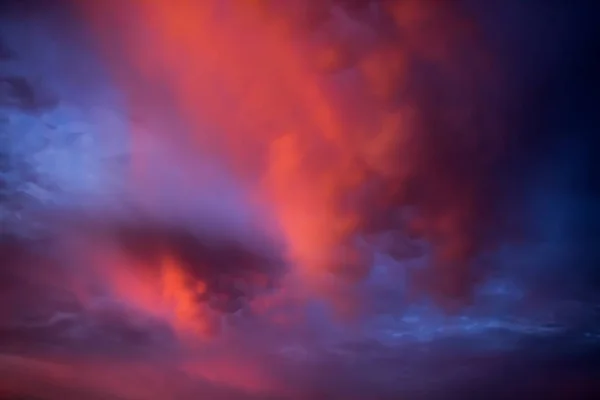 Unusual Pink Purple Mammatus Clouds Sunset Blurred Image Backgrounds — Stock Photo, Image