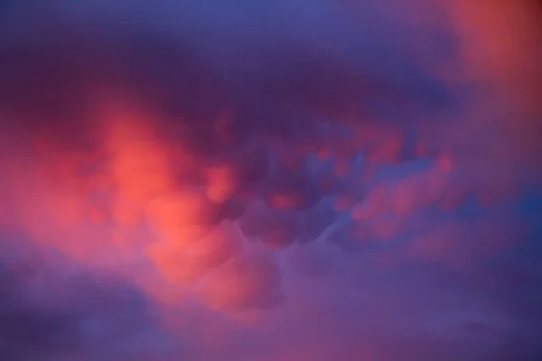 Unusual Pink Purple Mammatus Clouds Sunset Blurred Image Backgrounds — Stock Photo, Image