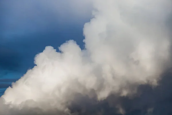 Schöne Gewitterwolken Flauschige Volumenwolken Vor Einem Gewitter Bild Ohne Fokus — Stockfoto