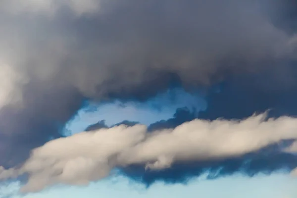 Schöne Gewitterwolken Flauschige Volumenwolken Vor Einem Gewitter Bild Ohne Fokus — Stockfoto