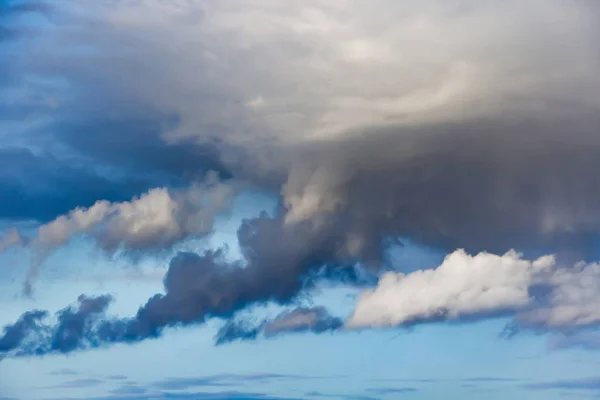 Schöne Gewitterwolken Flauschige Volumenwolken Vor Einem Gewitter Bild Ohne Fokus — Stockfoto