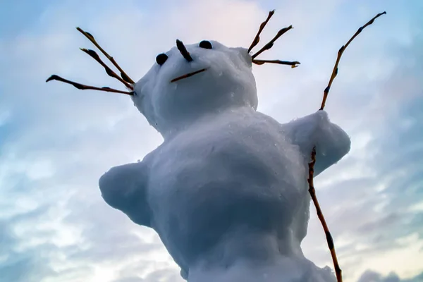 Αστείος Χιονάνθρωπος Φόντο Συννεφιασμένου Ουρανού — Φωτογραφία Αρχείου