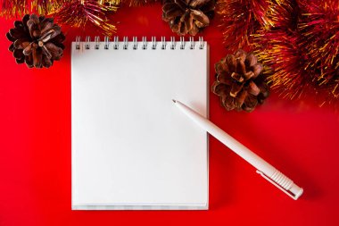 Noel dekorasyonunun arka planında boş defter ve kalem