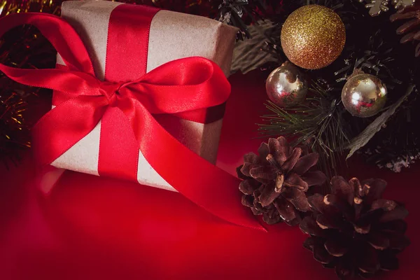 Neujahrsgeschenk Mit Roter Schleife Aus Gebasteltem Braunem Papier Weihnachtskomposition Aus — Stockfoto