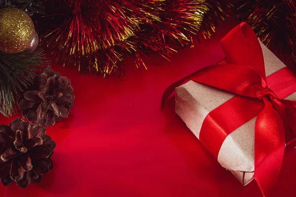 Neujahrsgeschenk Mit Roter Schleife Aus Gebasteltem Braunem Papier Weihnachtskomposition Aus — Stockfoto