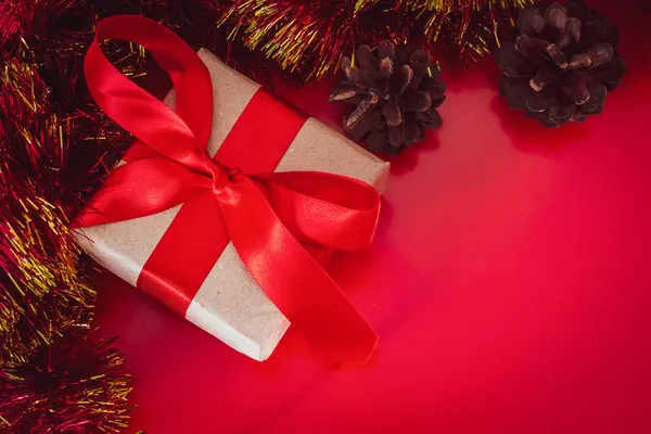 Neujahrsgeschenk Mit Roter Schleife Aus Gebasteltem Braunem Papier Weihnachtskomposition Aus — Stockfoto