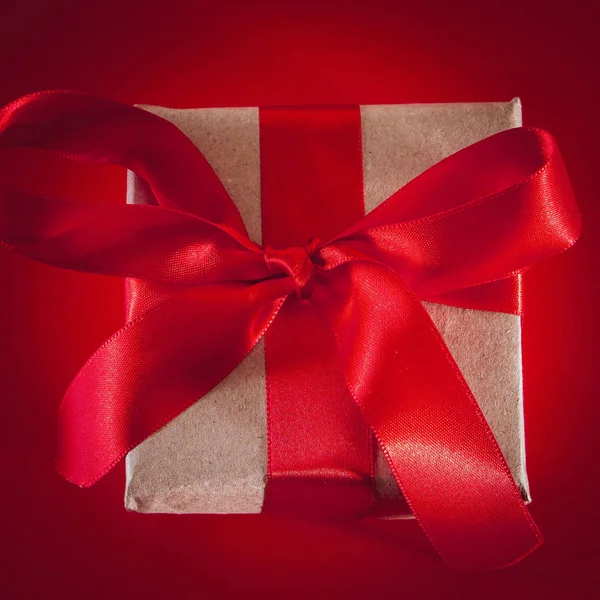 Новогодний Подарок Красной Лентой Бумаге Рождественская Композиция Конусов Мишуры Подарков — стоковое фото