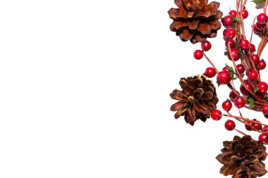 Beyaz arka planda kırmızı yeni yıl böğürtlen ve konilerinin kompozisyonu. Metnin için yer.