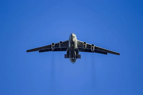 Big Plane Flies Sky Close — Stock Photo, Image