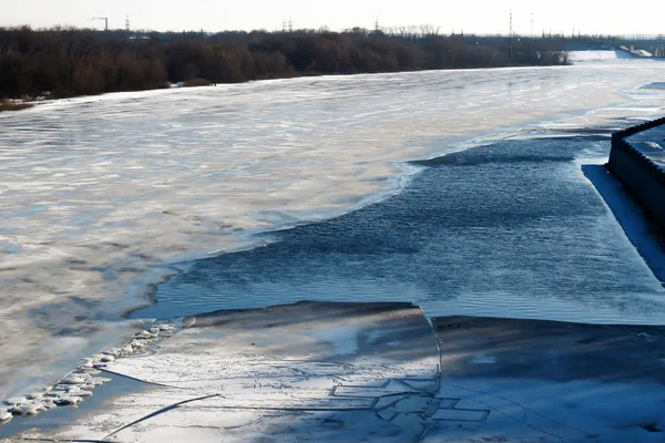 Eisbruch Auf Dem Fluss Vor Den Toren Der Stadt — Stockfoto