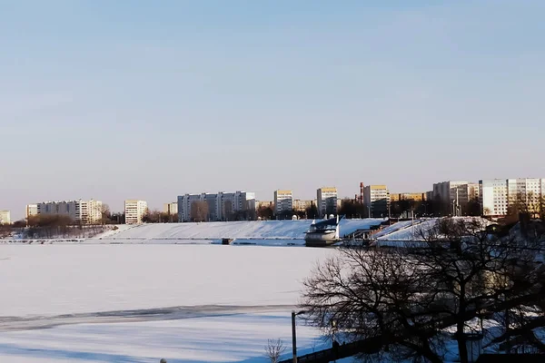 Городская Концертная Сцена Реки Снегом Зимой — стоковое фото