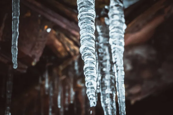 Neobvyklé Jiskřící Rampouchy Černém Pozadí — Stock fotografie