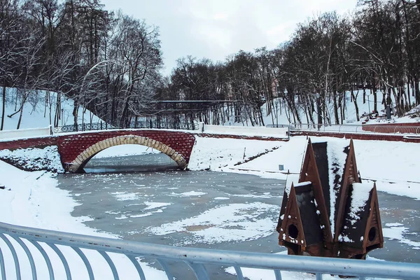 Starý Červený Kamenný Most Zasněženém Zimním Parku — Stock fotografie