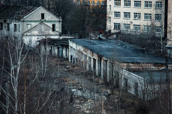 Vista Dos Edifícios Abandonados Sombrios Antiga Fábrica — Fotografia de Stock
