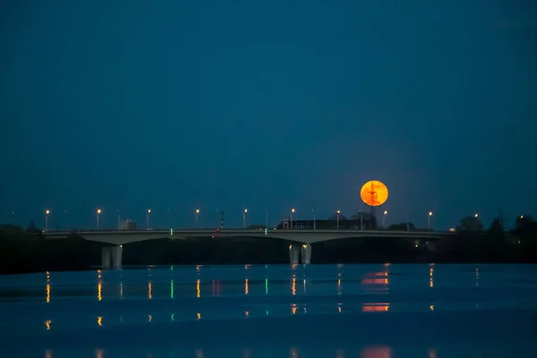 Червоний Місяць Відбивається Воді — стокове фото