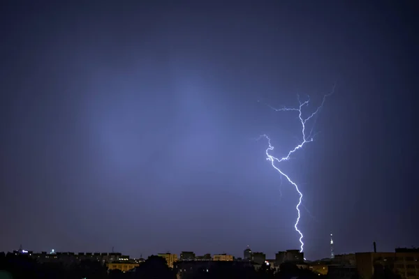 Relâmpago Incrível Brilhante Sobre Cidade — Fotografia de Stock