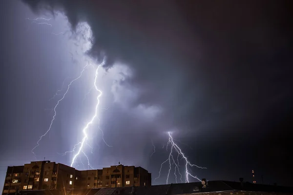 Jasné Úžasné Blesky Nad Městem — Stock fotografie