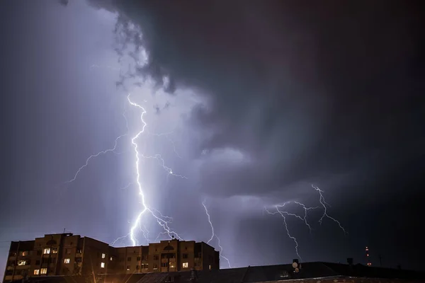 Jasné Úžasné Blesky Nad Městem — Stock fotografie