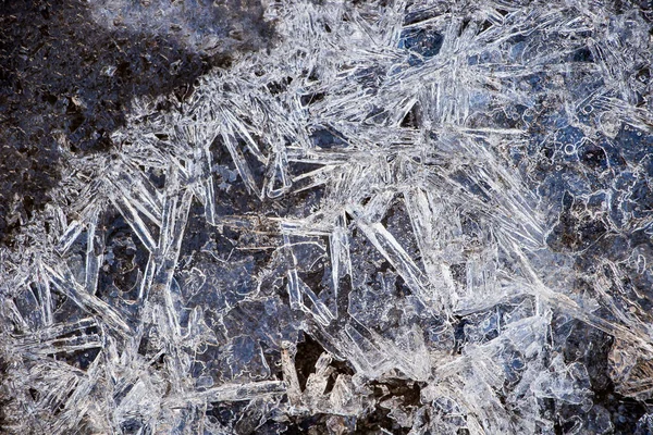 Krásné Ledové Vločky Zblízka Zmrzlá Voda První Zimní Dny — Stock fotografie