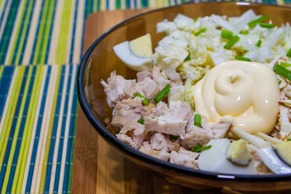 Salad Makanan Untuk Nutrisi Yang Tepat Dengan Ayam Dan Telur — Stok Foto