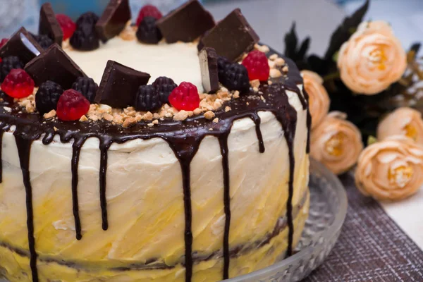 Прекрасный Праздничный Торт Шоколадной Глазурью Мармеладом Фоне Цветов — стоковое фото