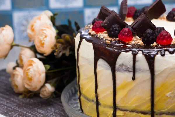 Beautiful Festive Cake Chocolate Icing Marmalade Background Flowers — Stock Photo, Image