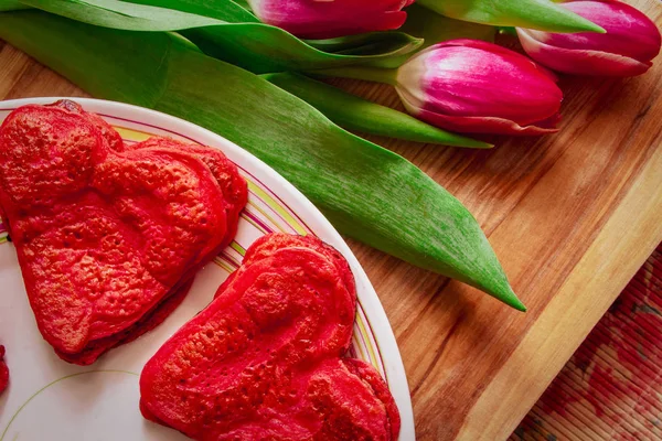 Rote Herzförmige Pfannkuchen Mit Liebe Zum Valentinstag Und Tulpen Auf — Stockfoto