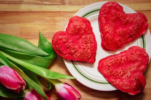 Rote Herzförmige Pfannkuchen Mit Liebe Zum Valentinstag Und Tulpen Auf — Stockfoto