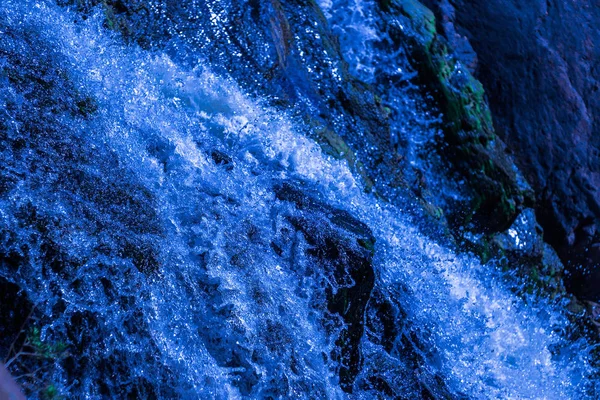 Olas de agua azul salpicando de cerca — Foto de Stock