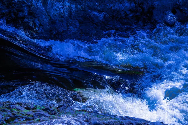 Blå vatten vågor stänk närbild — Stockfoto