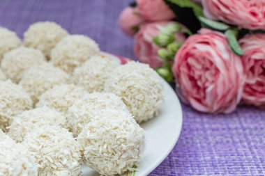 Pembe çiçekli ev yapımı hindistan cevizi tatlıları, Sevgililer Günü için bir yemek.