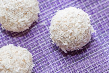 Hindistan cevizi ev yapımı, mor arka planda şeker.