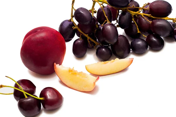 Juicy Nectarine Slices Dark Grapes Isolated White Background — ストック写真