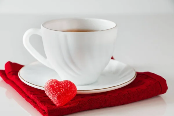 Tee Einer Weißen Tasse Und Herzförmige Marmelade Auf Weißem Hintergrund — Stockfoto
