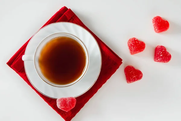 Weiße Tasse Mit Tee Auf Roter Serviette Und Herzförmiger Marmelade — Stockfoto