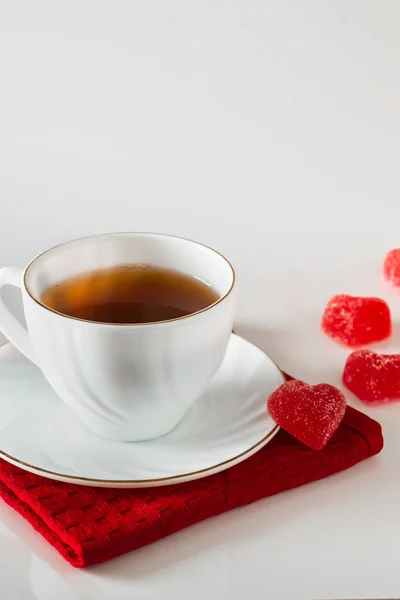 Weiße Tasse Mit Tee Auf Roter Serviette Und Herzförmiger Marmelade — Stockfoto