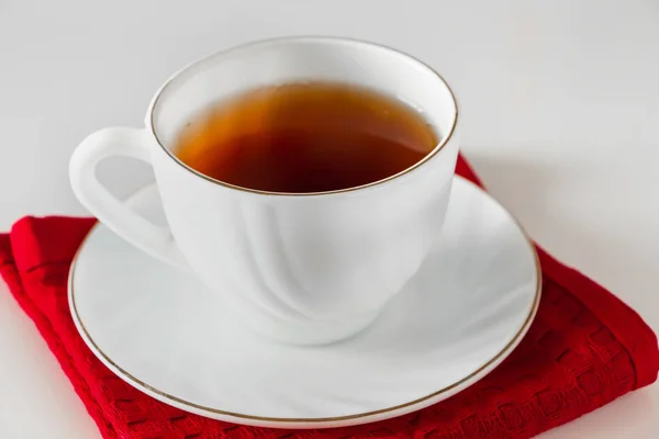 Weiße Kaffeetasse Auf Roter Serviette Auf Weißem Hintergrund — Stockfoto