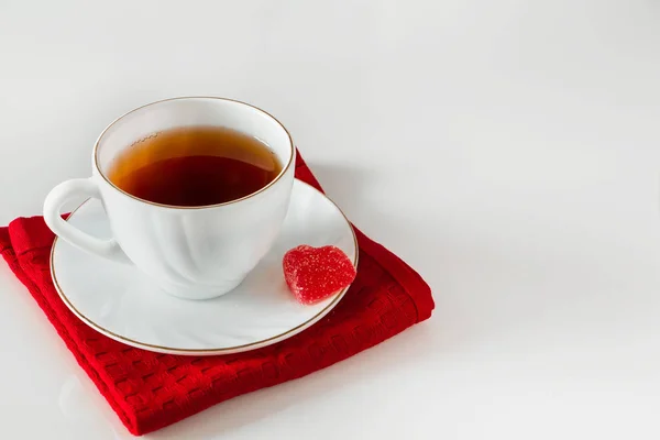 Tee Einer Weißen Tasse Und Herzförmige Marmelade Auf Weißem Hintergrund — Stockfoto