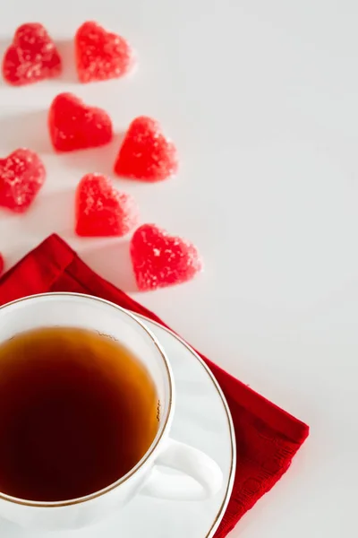 Tasse Tee Auf Weißem Hintergrund Und Roter Marmelade Herzform Das — Stockfoto