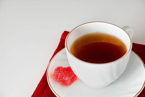 Chá Uma Xícara Branca Marmelada Forma Coração Fundo Branco Símbolo — Fotografia de Stock