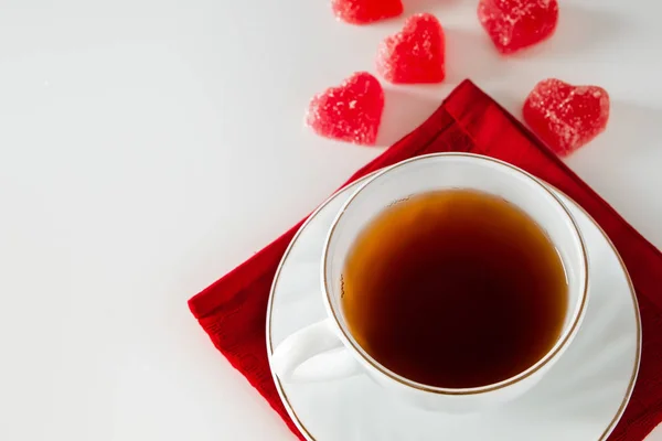 Tasse Tee Auf Weißem Hintergrund Und Roter Marmelade Herzform Das — Stockfoto