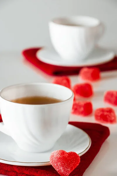 Zwei Weiße Tassen Tee Auf Weißem Hintergrund Herzförmige Marmelade Symbol — Stockfoto