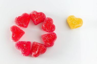 Kalp şeklinde tatlı kırmızı meyve jölesinin dairesel düzeni. Sevgililer gününün sembolü. Metnin için yer.