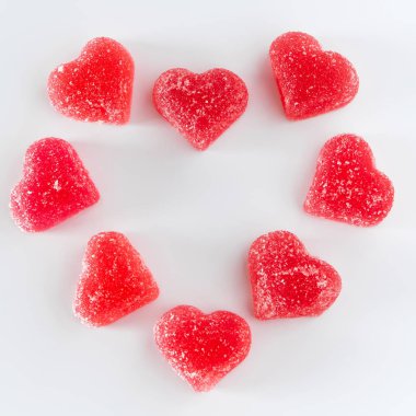 Beyaz arka planda kalp şeklinde jöle. 