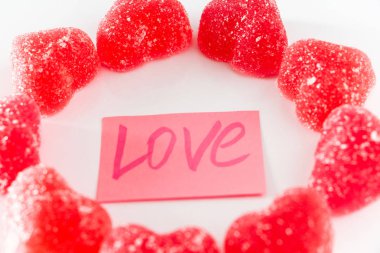 Beyaz arka planda tatlı kırmızı marmelattan yapılmış daire