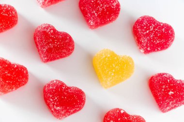 Beyaz arkaplanda marmelat deseni.