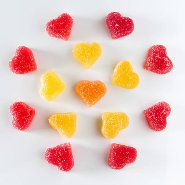 Kalp şeklinde tatlı kırmızı meyve jölesi bileşimi.